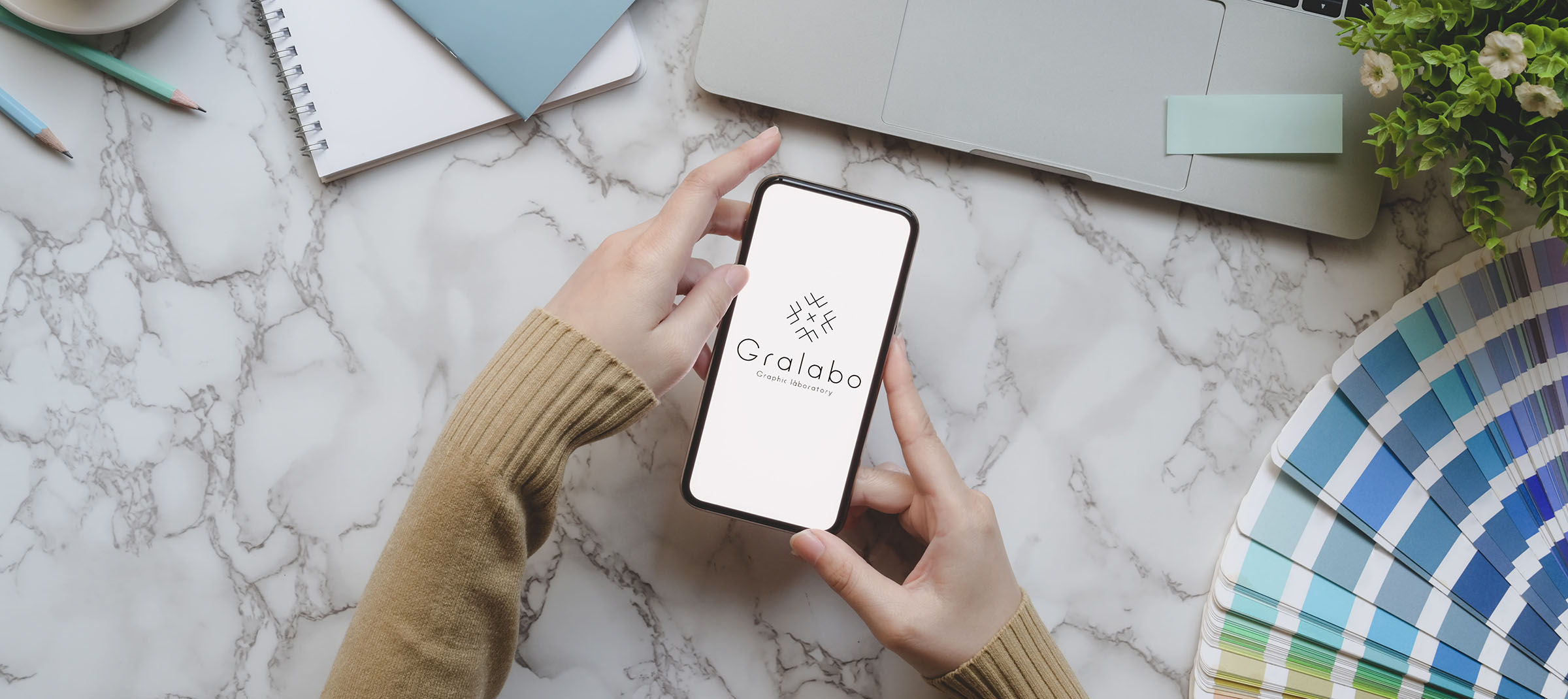 PCやスマホのあるデスクの写真