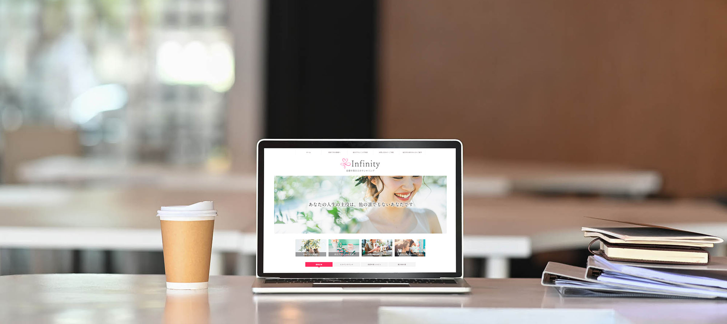 PCやスマホのあるデスクの写真